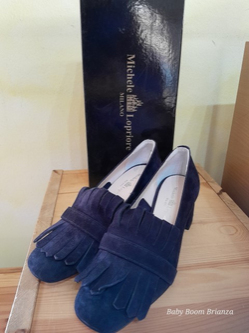 Michele Lopriore-37-Scarpa con nappina camoscio blu con tacco 